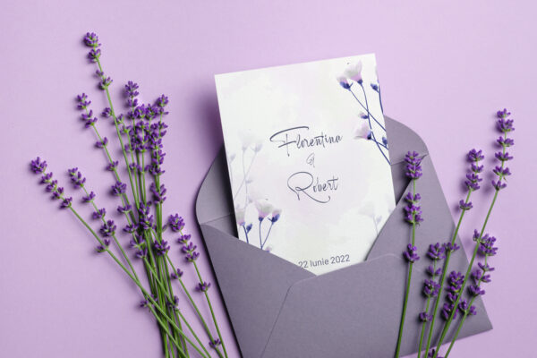 Invitație de nuntă minimalistă, finuță cu motive florale pe nuanțe de mov, opțiuni de personalizare și modele de plicuri cartonate premium.